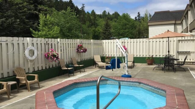 Gallery_1000x667_WAPOUL_GuestHouse_4-Courtyard-with-Hot-Tub-1024×684