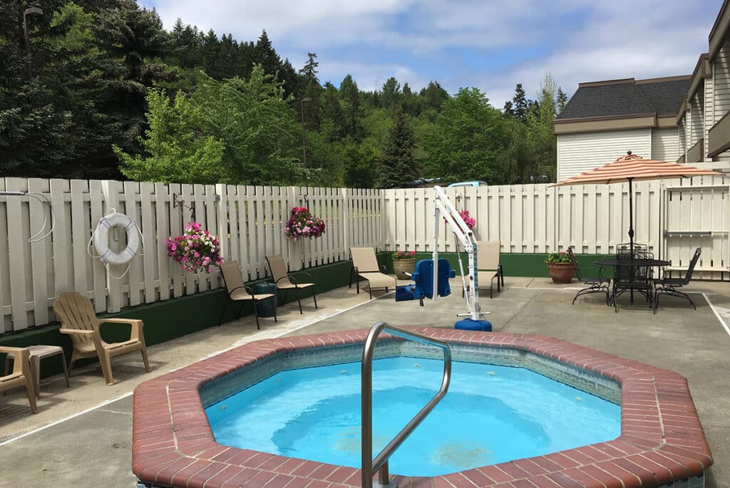 Gallery_1000x667_WAPOUL_GuestHouse_4-Courtyard-with-Hot-Tub-1024×684