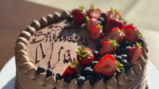 bakery-poulsbo-chocolate-strawberry-blueberry-cake-819×1024