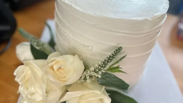 bakery-poulsbo-simple-wedding-cake-819×1024